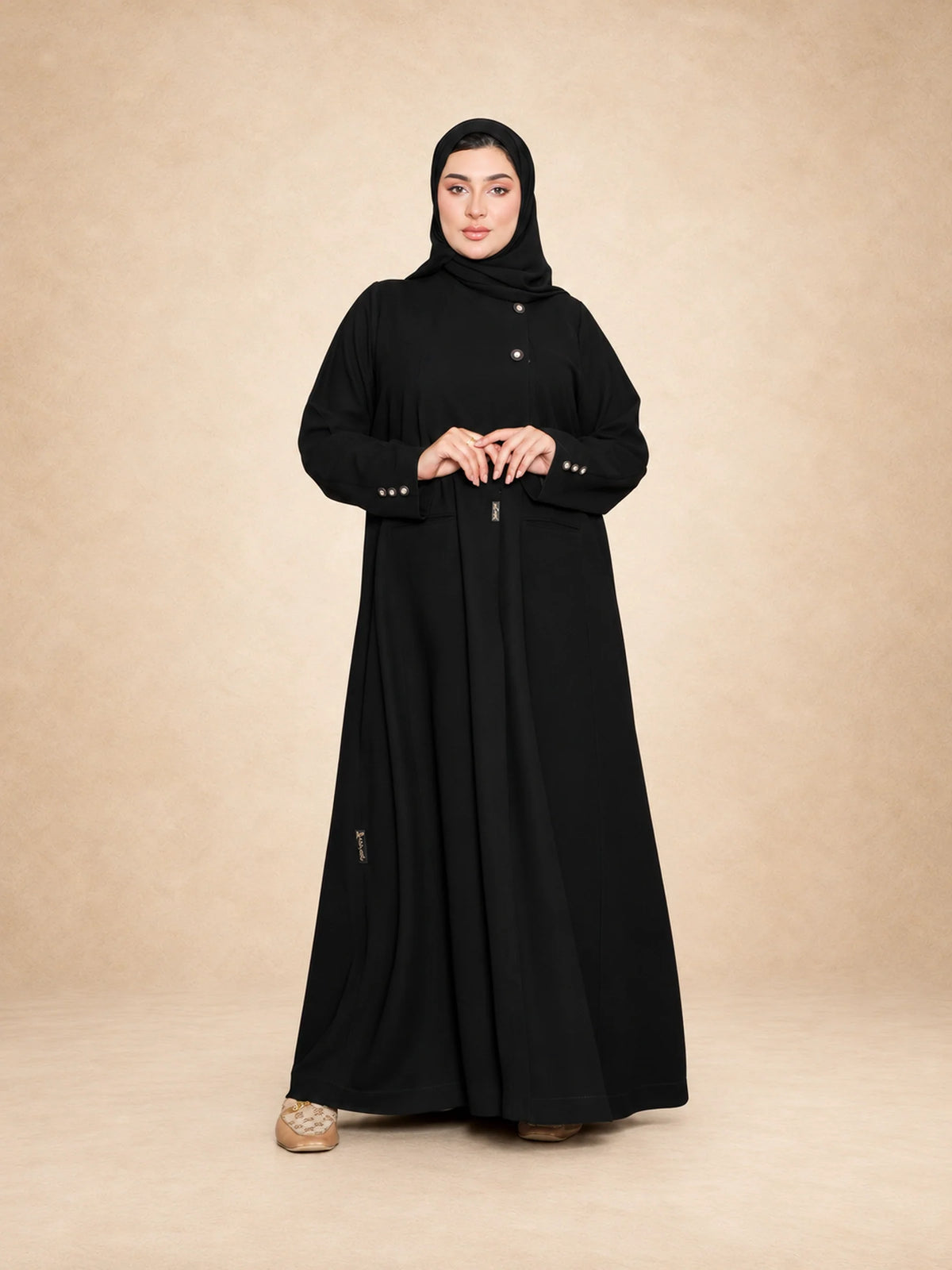 عباية سادة بأزرار أمامية