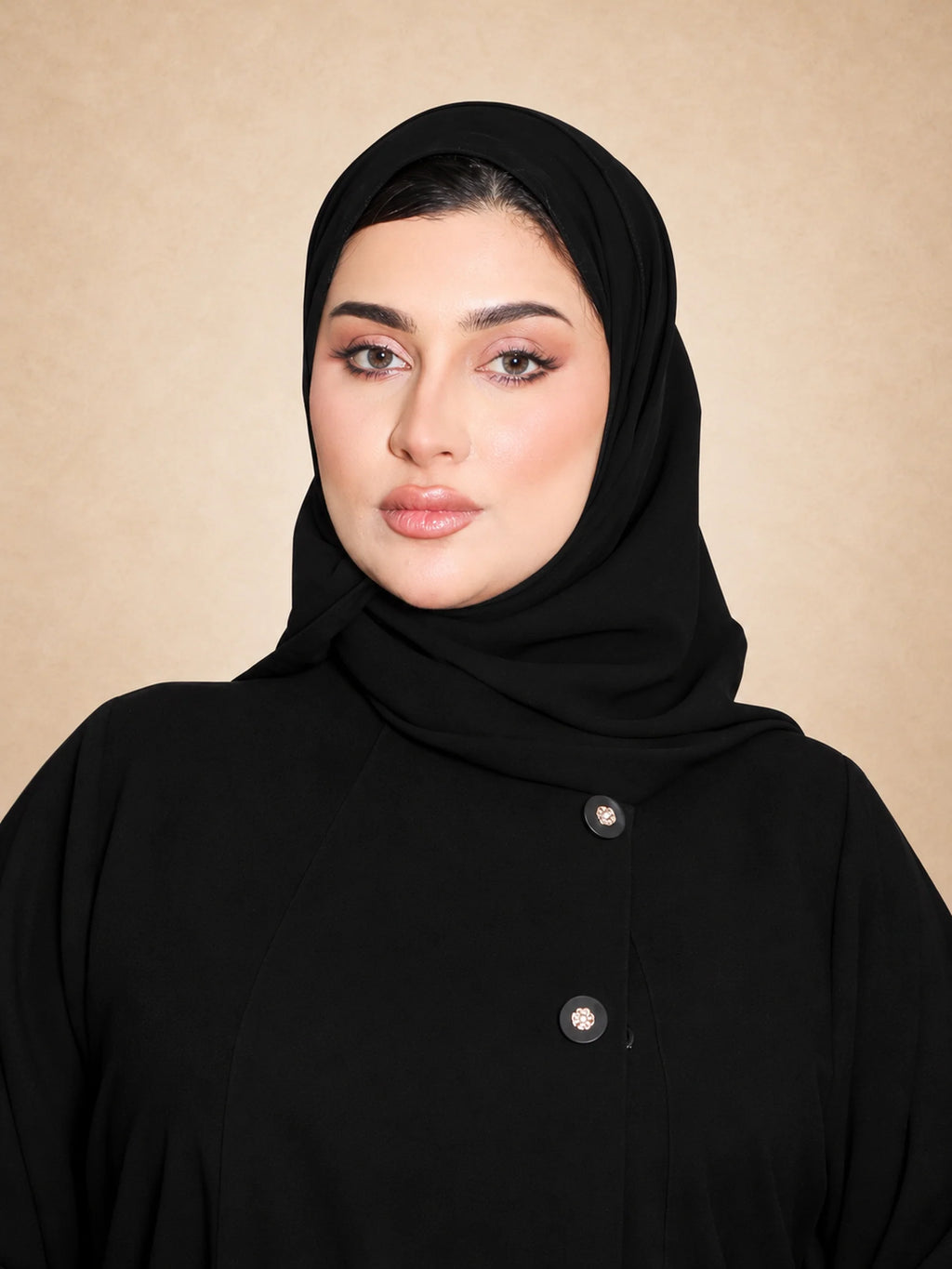 عباية سادة بأزرار أمامية