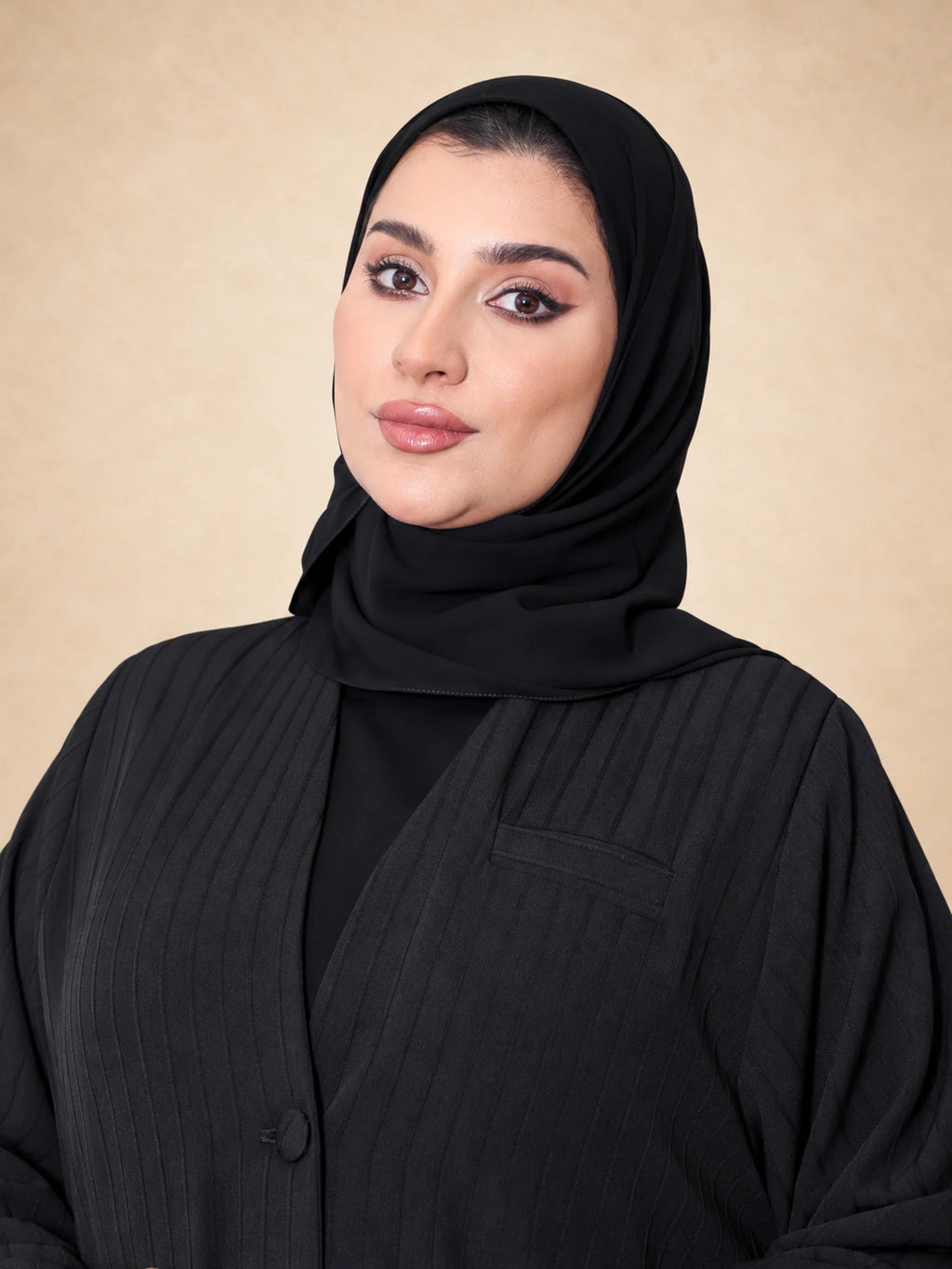عباية بياقة عالية وجيب