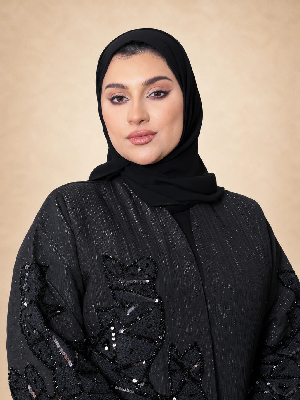 عباية مناسبات مطرزة بياقة عالية