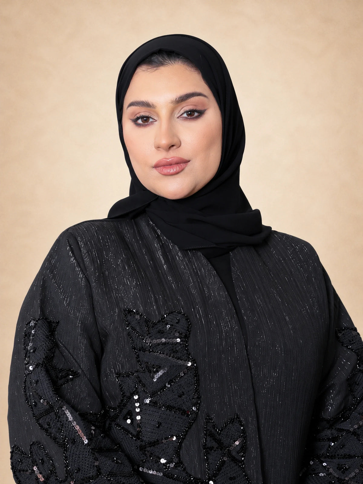 عباية مناسبات مطرزة بياقة عالية