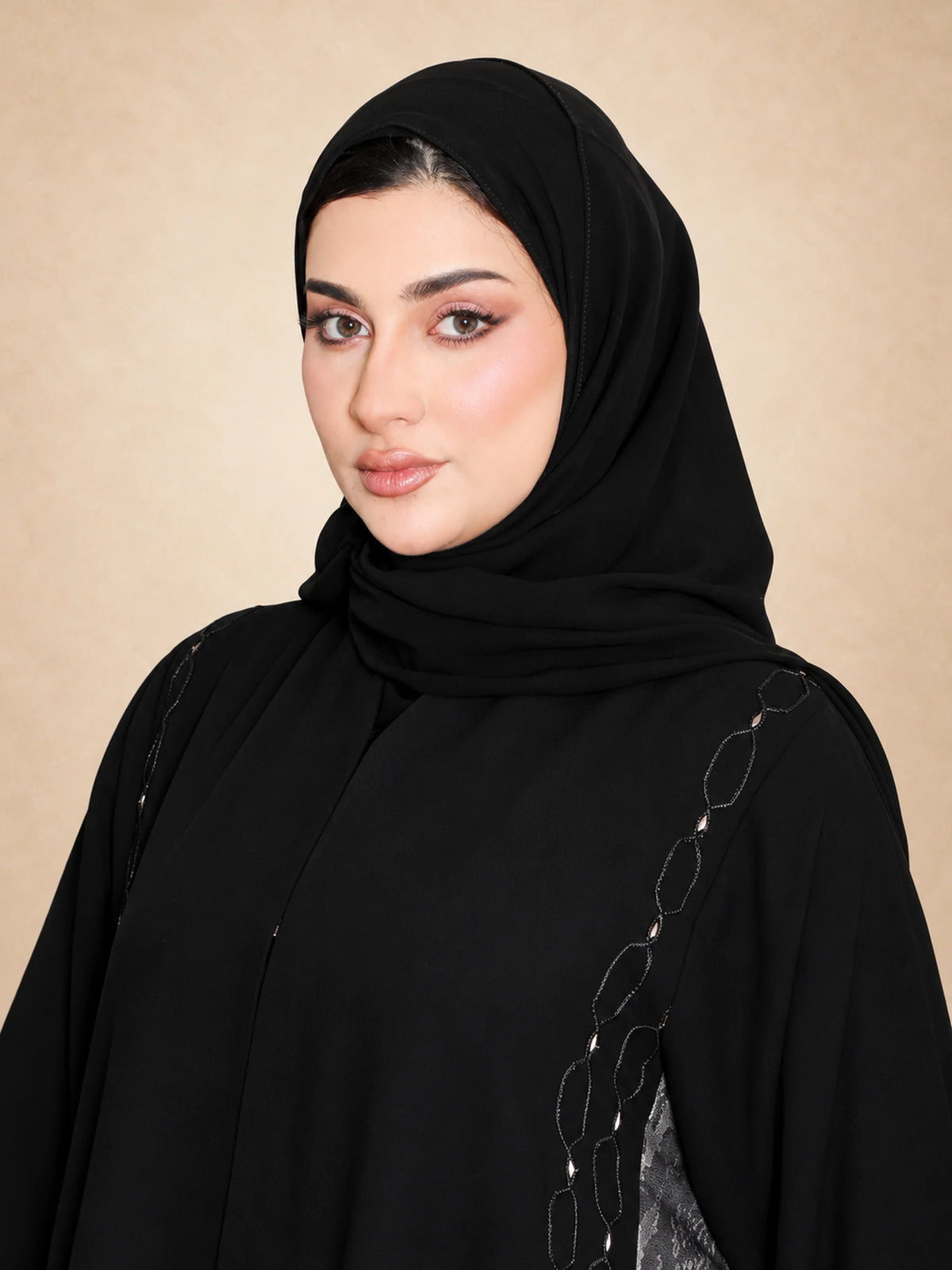 عباية بياقة عالية من الجاكار مع تطريز