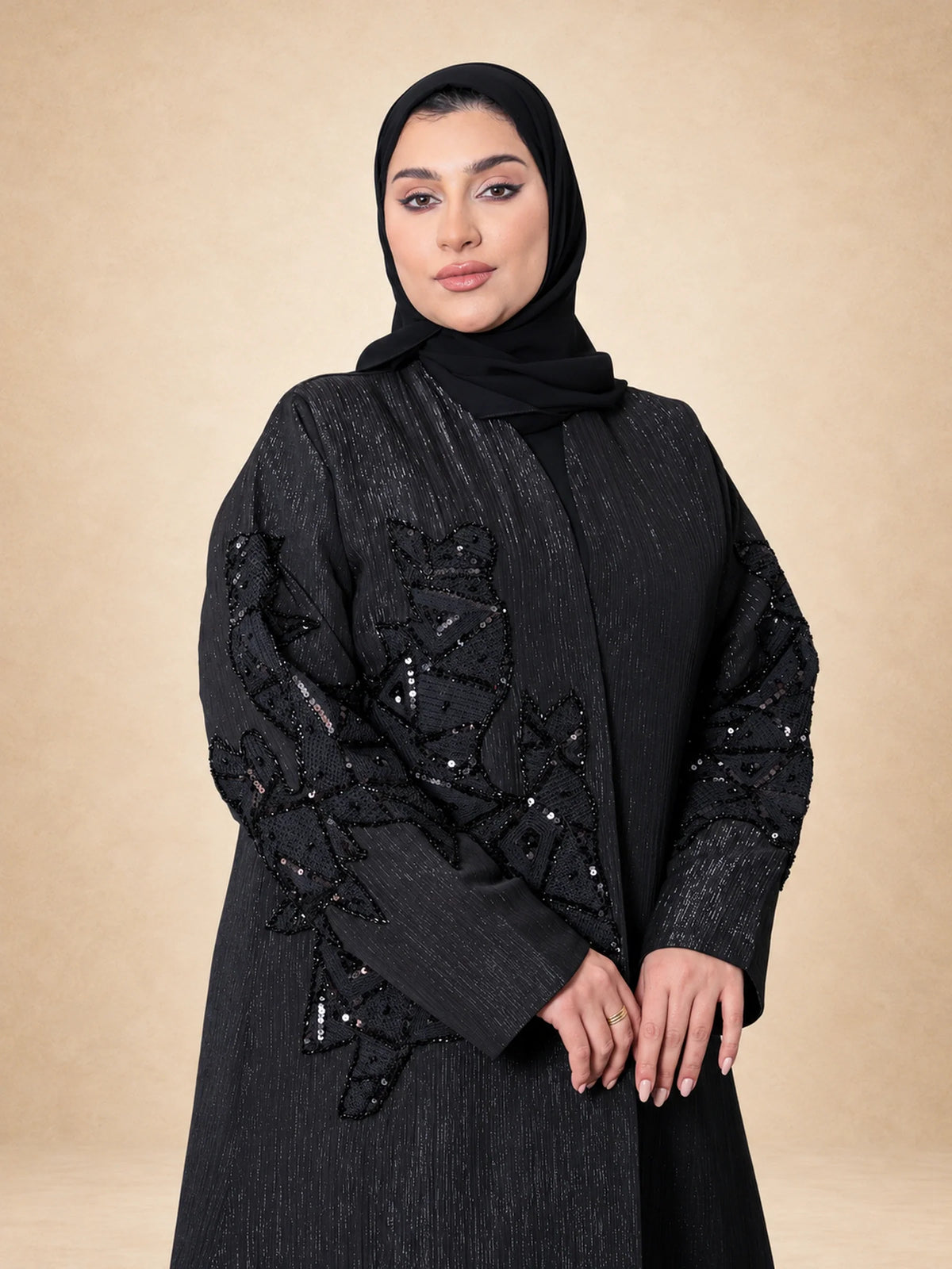 عباية مناسبات مطرزة بياقة عالية