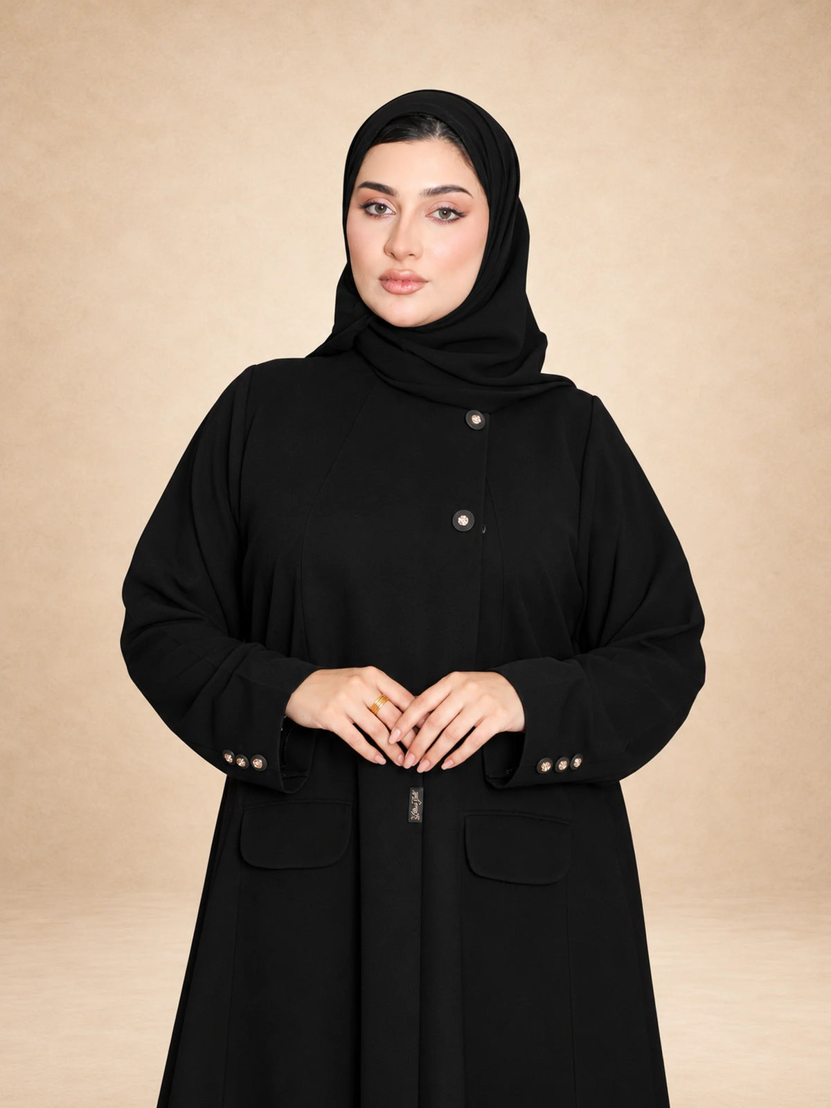 عباية سادة بأزرار أمامية