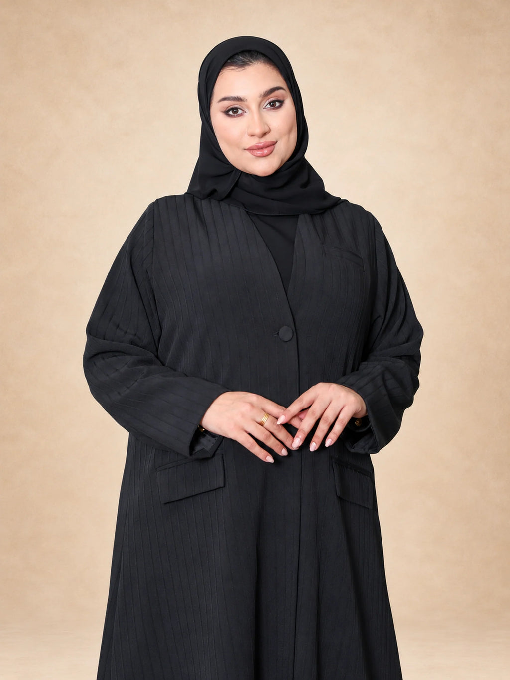 عباية بياقة عالية وجيب