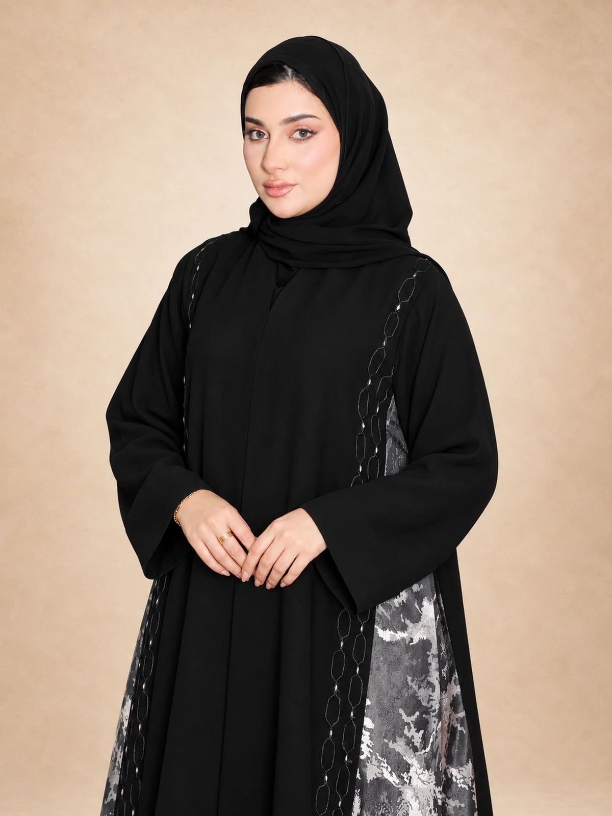 عباية بياقة عالية من الجاكار مع تطريز