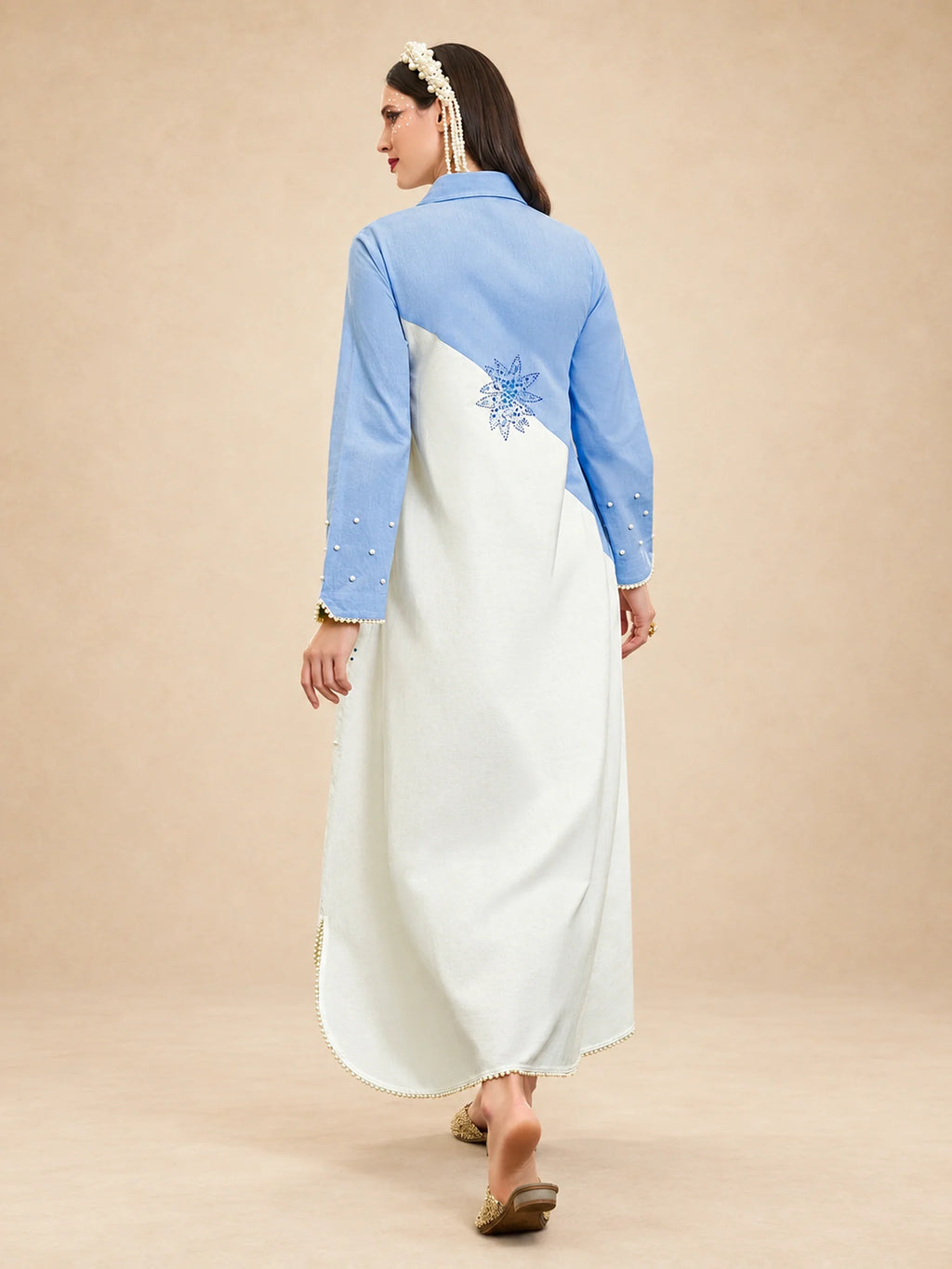جلابية قطن بياقة وطول يصل إلى الكاحل وشغل خرز