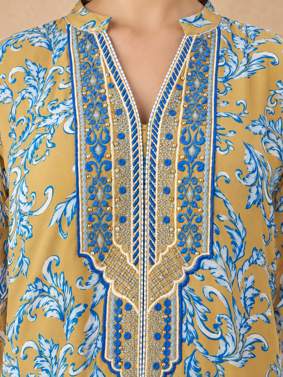 جلابية مطرزة بطبعة داماسك وأوراق