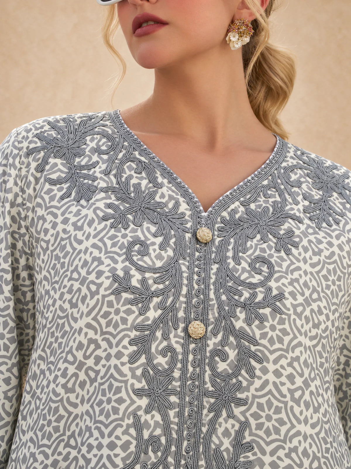 جلابية مطبوعة من مزيج الفيسكوز بتطريز دوري