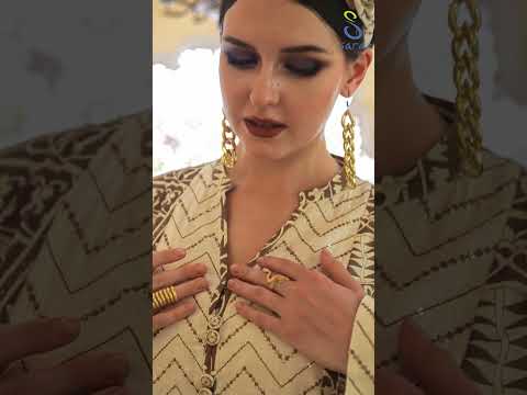 جلابية بتصميم ألواح مركبة وترتر